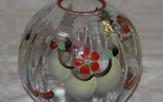 Kotimainen pyöreä  käsinmaalattu lasimaljakko