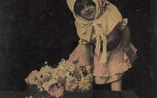 LAPSI / Pieni tyttö ja dahliakori. 1900-l.