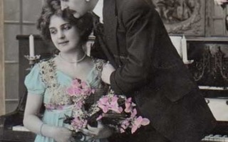 MUSIIKKI / Hyvin kaunis tyttö ja mies pianon luona. 1900-l.