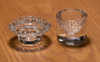 Kaksi pientä kynttilänjalkaa lasista