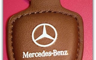 Pieni nahkainen ruskea Mercedes avaimenperä
