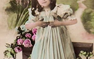 LAPSI / Pieni tyttö pliseerattu mekko yllään. 1900-l.