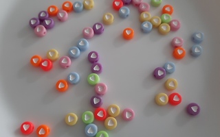 10 kpl värikkäitä helmiä jossa valkoinen sydän