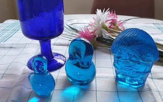 Erä sinistä lasitavaraa, mm kaksi lasilintua