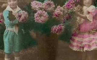 LAPSI / Romanttisesti puettu tyttö, poika ja kukkia. 1900-l.