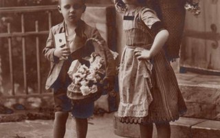 LAPSI / Suloinen tyttö ja poika sekä kukkakorit. 1900-l.