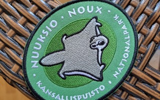 Nuuksion kansallispuiston merkki + oravamagneetti