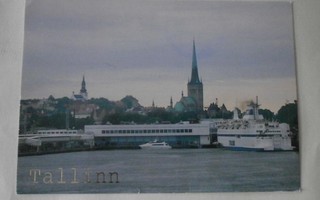 Tallinna, satama, vanhaa kaupunkia p. 1995, Navire + laival.