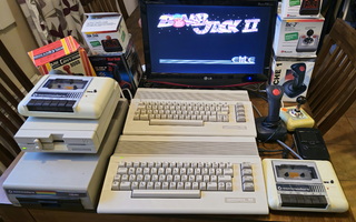 Commodore 64 paketti. Paljon joystickejä, pelejä ym