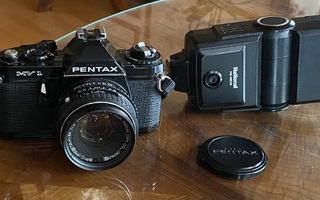 Pentax MV-1 filmikamera ja salamalaite