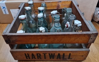Vanha Hartwall kori ja 15 vanhaa pulloa