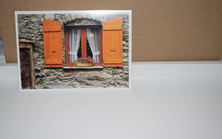 postikortti ikkuna oranssi