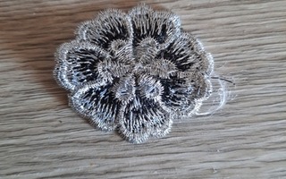 Musta-hopea kangas kukka