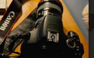 Canon 600D runko ja kaksi alkuperäistä uudenveroista akkua