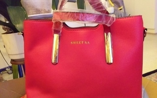 Uusi punainen käsilaukku