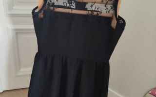 Pitsikoristeinen musta mekko, koko 36