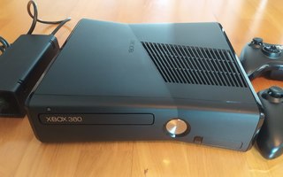 Xbox 360 Slim 320gb & 2 ohjainta