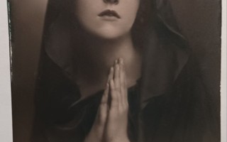Nuori leidi rukoilee ja luo katseen taivaaseen, p. 1916