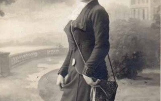 HAUTE COUTURE / Nainen housupuvussa - Henri Manuel. 1910-l.