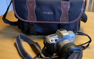 Minolta-filmikamera laukkuineen