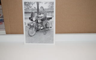 postikortti mies ja moottoripyörä