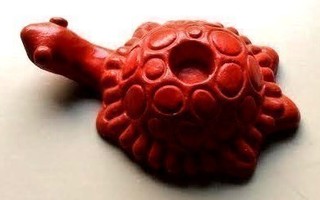 Punainen kilpikonna kynttilänjalka