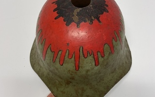Sotasaalis kypärästä tehty kattovalaisimen kupu