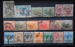 MALAYA erä vanhoja leimattuja postimerkkejä levyllinen