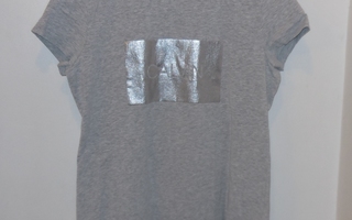 164 cm (14) - Calvin Klein T-paita hopeisella printillä