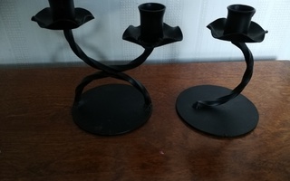 Musta 2-haarainen ja yksikkö kynttilänjalka