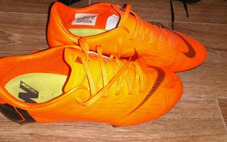 Nike oranssit nappikset, koko 39