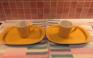 Kermansavi 2 kpl kahvi- tai teekuppia ja aluslautaset .