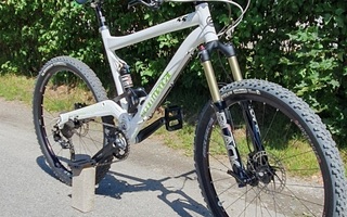 Commencal Meta 55 uusilla osilla oleva 26" täysjousto