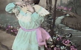LAPSI / Pieni tyttö, kukkia ja jokimaisema. 1900-l.