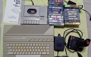 Atari 65XE + kasetti-asema + joystic ja pelejä