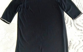 CUBUS trendikäs suoramallinen musta mekko koko 36 (M).