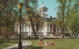 Kirkko - Vanha kirkko, Helsinki  - lapsia puistossa
