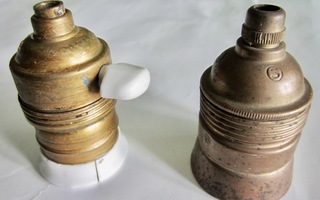 Kaksi antiikkista messinki lampunkantaa