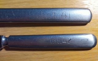 Sodanaikainen haarukka ja veitsi, int41 ja int 42