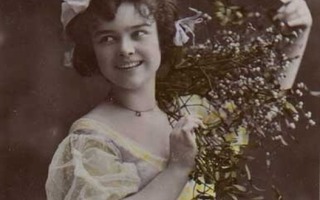 NAINEN / Ihastuttava hymyilevä tyttö ja mistelit. 1900-l.