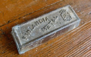 Finlandia Metal harkko 1350g vanha kruunuvaakuna +merkintöjä