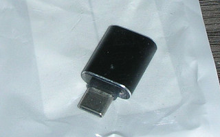 USB-C adapteri + haaroitinkaapeli