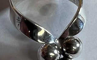 Sormus hopeaa E. Granit & Co.