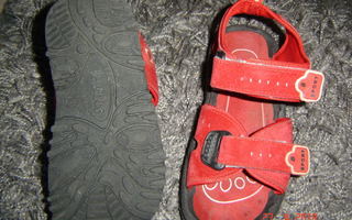 Punaiset erittäin hyväkuntoiset sandaalit, koko 32