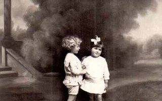 LAPSI / Pieni tyttö ja poika utuisessa ilmassa. 1910-l.