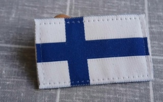 SA-Suomen lippu tarrallinen.