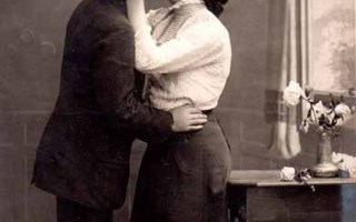 RAKKAUS / Hämärässä huoneessa suuteleva pari. 1900-l.