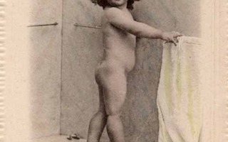 LAPSI / Alaston tummakiharainen pieni lapsi. 1900-l.