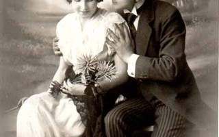 RAKKAUS / Miehen kädet nätin tytön hartioilla. 1900-l.