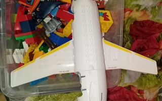 Laatikollinen dublo legoja ja lego lentokone